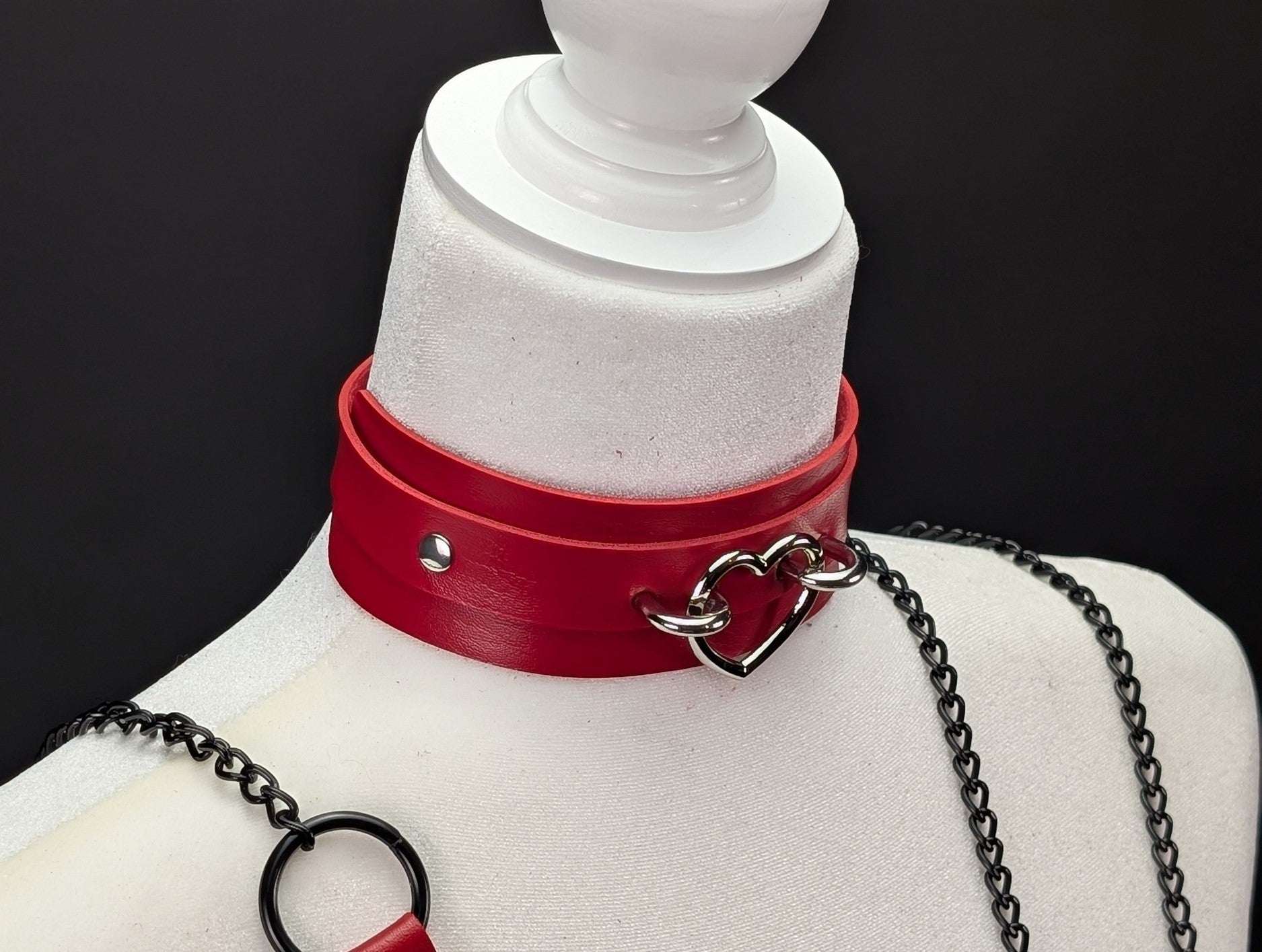 leather-heart-collar in red for cosplay, furry fandom and costume wear